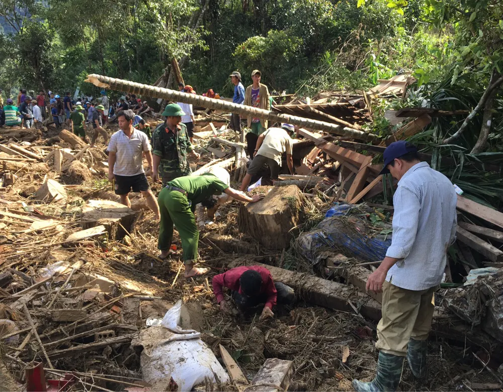 Quân khu 5 sẽ chăm lo cho trẻ xã Trà Leng bị mất cha mẹ do sạt lở ảnh 7