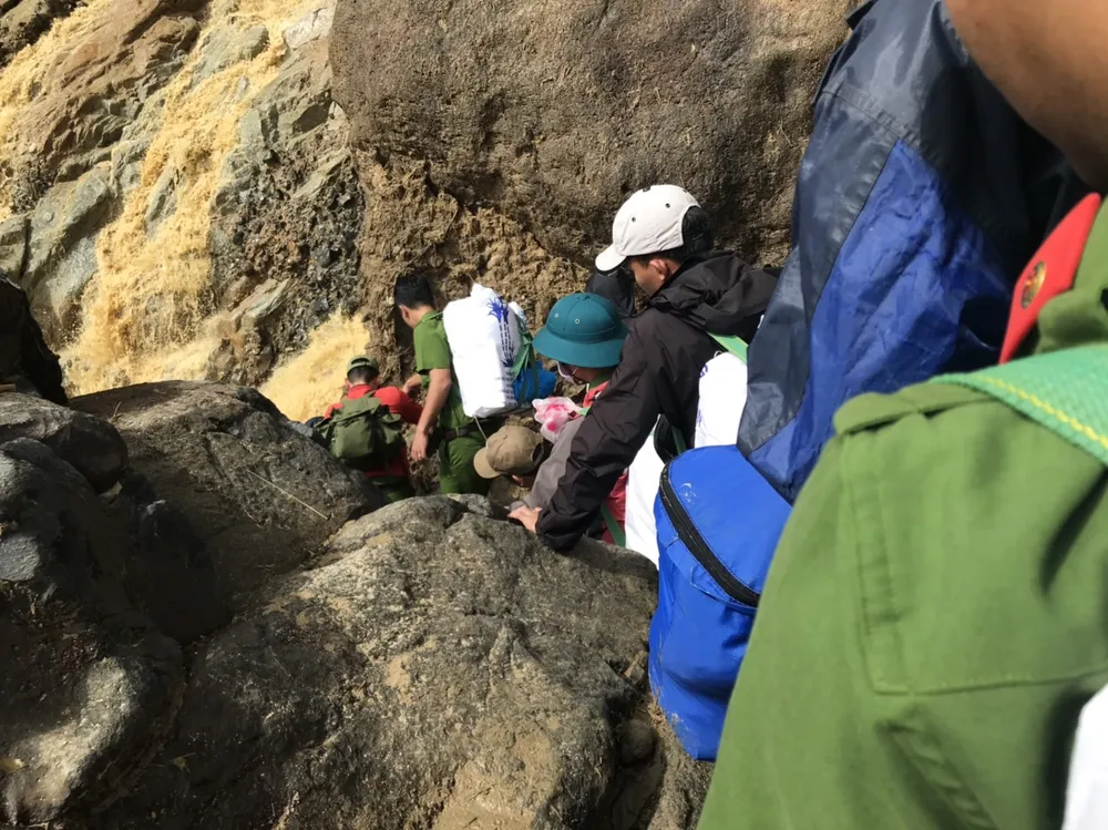 Tiếp tục cõng hàng và tìm kiếm người mất tích tại Phước Sơn ảnh 2