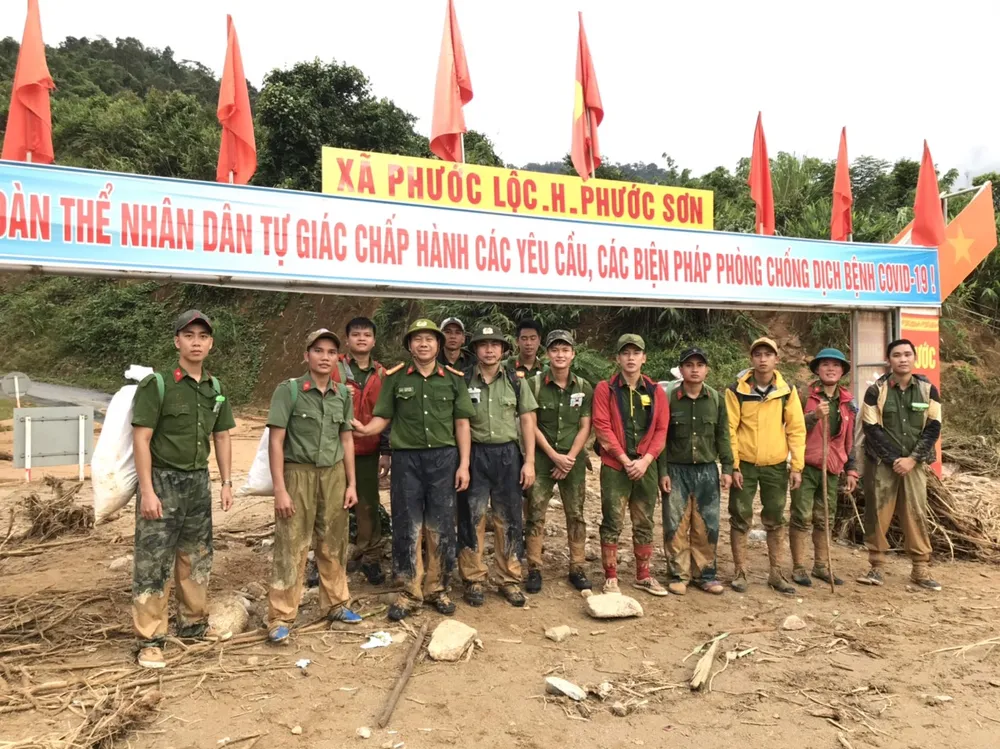 Tiếp tục cõng hàng và tìm kiếm người mất tích tại Phước Sơn ảnh 12