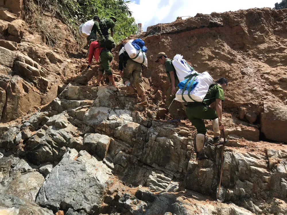 Tiếp tục cõng hàng và tìm kiếm người mất tích tại Phước Sơn ảnh 5