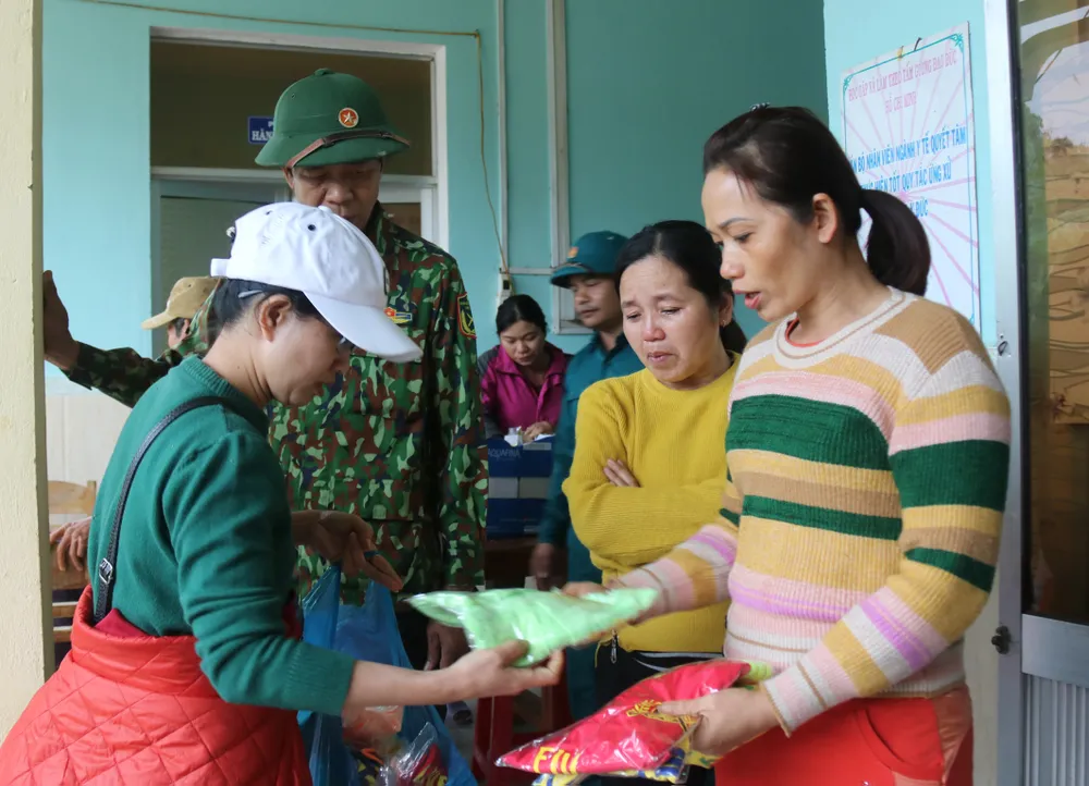 Huyện Phước Sơn thăm người dân xã Phước Thành (Quảng Nam) ảnh 2