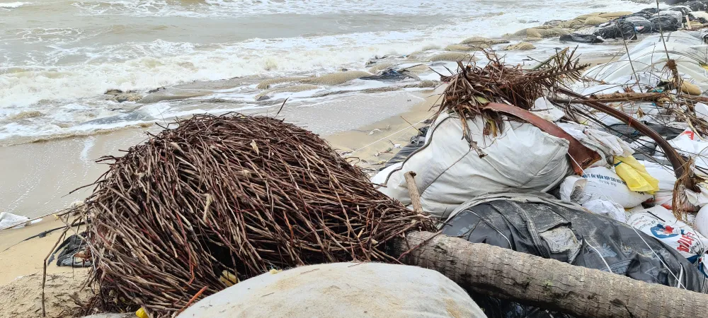 Sau bão số 13, bãi biển miền Trung bị sóng đánh tan tác ảnh 3