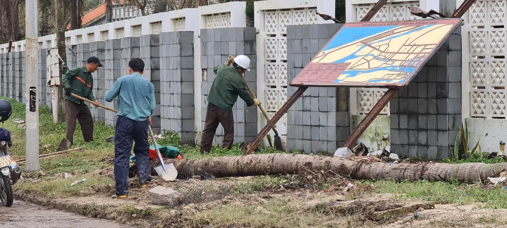 Sau bão số 13, bãi biển miền Trung bị sóng đánh tan tác ảnh 5