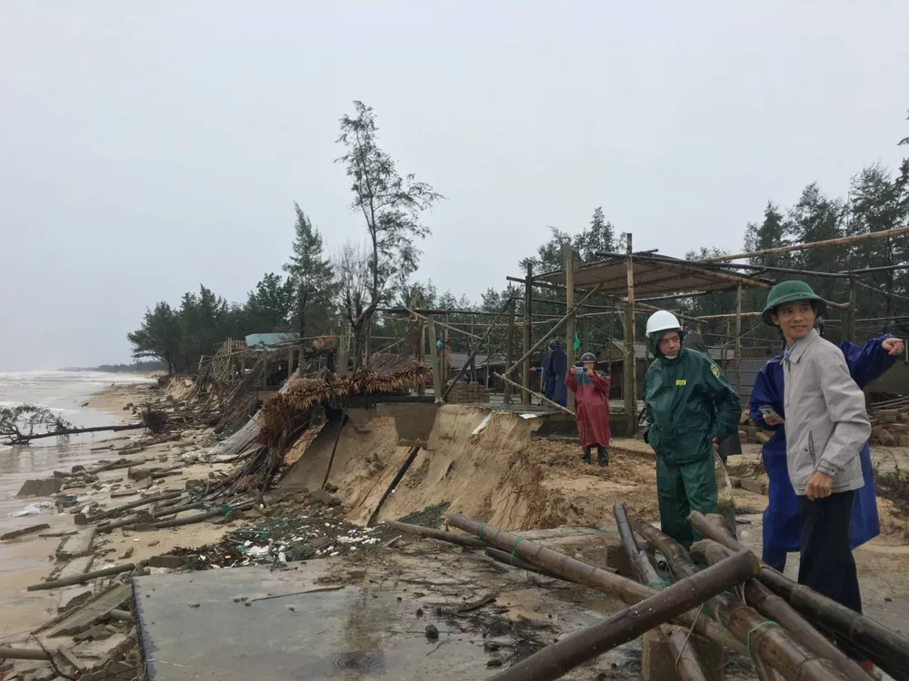 Sau bão số 13, bãi biển miền Trung bị sóng đánh tan tác ảnh 9