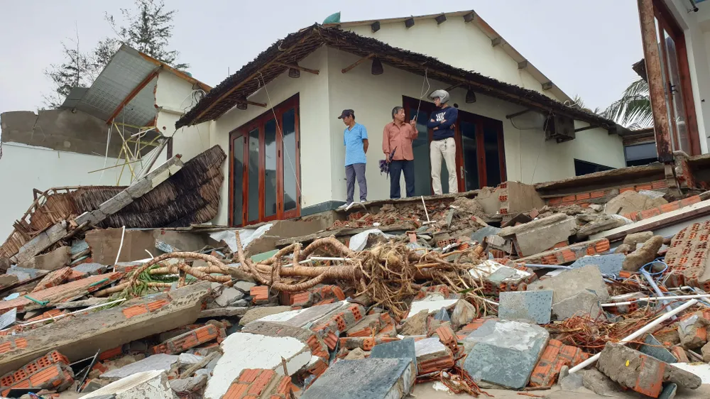 Sau bão số 13, bãi biển miền Trung bị sóng đánh tan tác ảnh 7