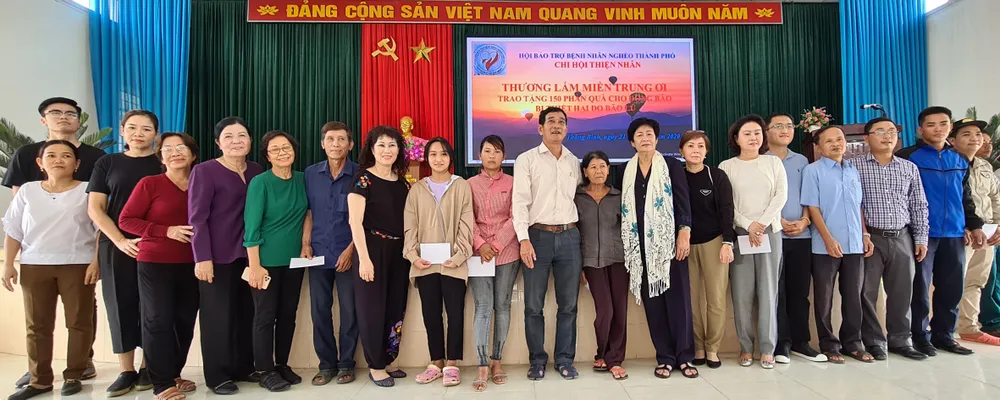 Tặng quà người dân Quảng Nam bị ảnh hưởng bão, lũ ảnh 1