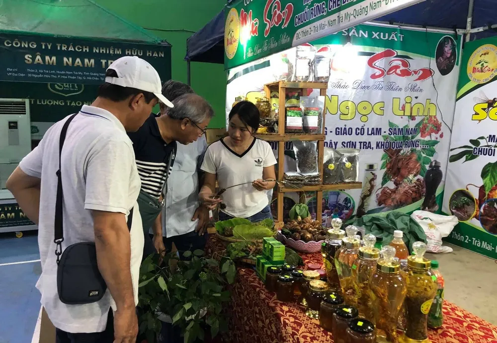 Rộn ràng phiên chợ sâm Ngọc Linh ảnh 2
