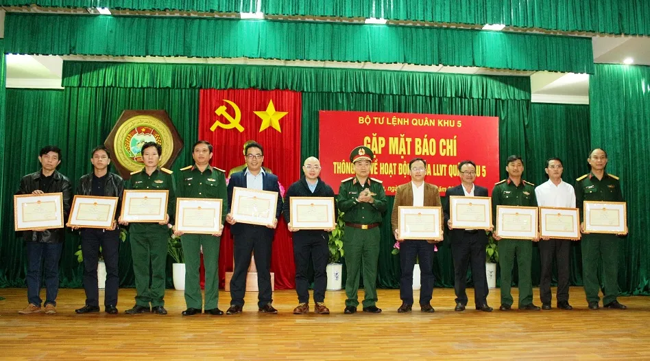 Quân khu 5 phối hợp chặt chẽ với báo chí tuyên truyền hiệu quả trong năm 2021 ảnh 5