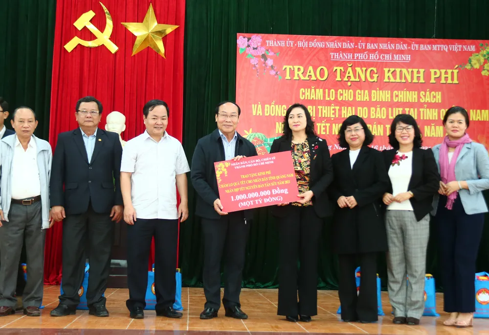 TPHCM trao quà tết cho người dân Quảng Nam, Quảng Ngãi ảnh 2