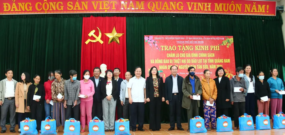 TPHCM trao quà tết cho người dân Quảng Nam, Quảng Ngãi ảnh 4