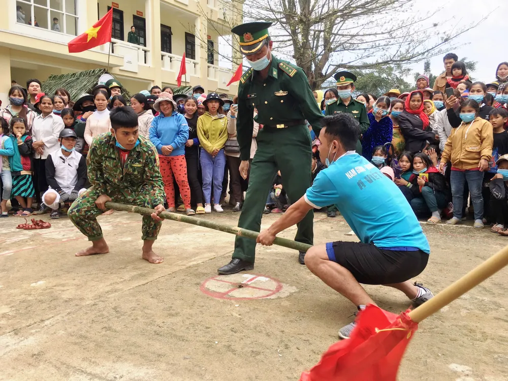 Mang tết đến cho đồng bào vùng biên ảnh 20