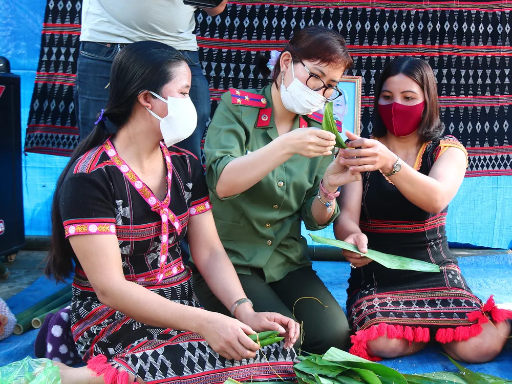 Mang tết đến cho đồng bào vùng biên ảnh 9