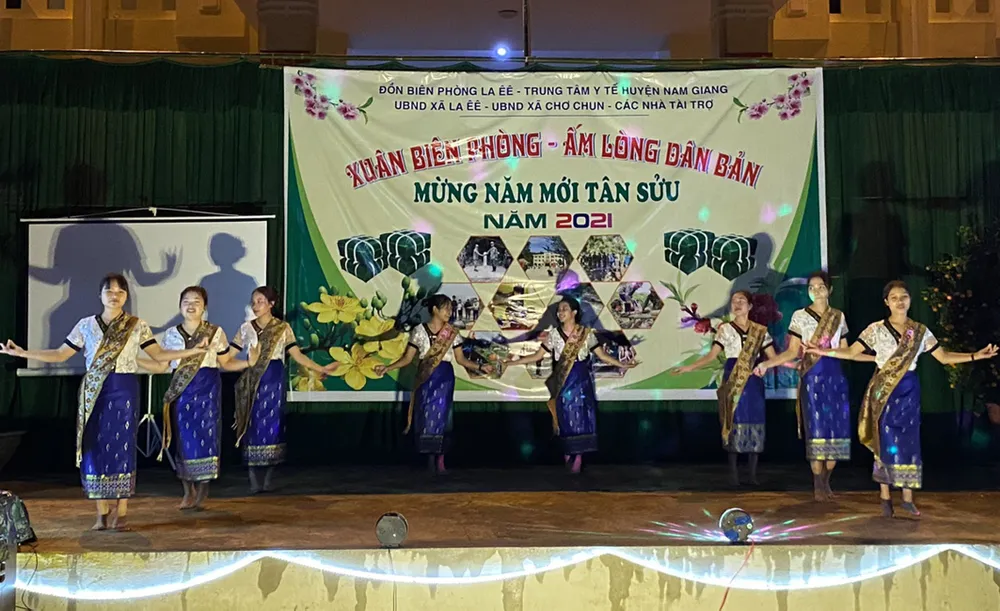 Mang tết đến cho đồng bào vùng biên ảnh 5