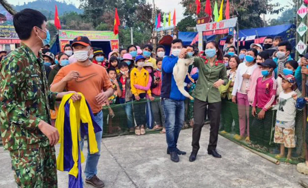 Mang tết đến cho đồng bào vùng biên ảnh 18