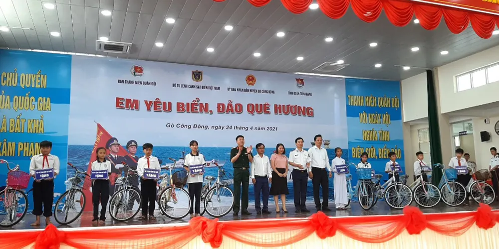 Sôi động ngày hội “Nghĩa tình biên giới biển đảo” tại Tiền Giang ảnh 2