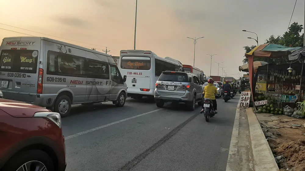 ĐBSCL: Giao thông ùn ứ nghiêm trọng trong ngày đầu nghỉ lễ  ảnh 2