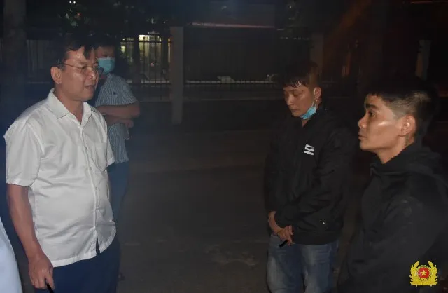 Đối tượng Tấn (bìa phải) và Trọng (thứ 2 từ phải sang) đầu thú tại cơ quan điều tra. Ảnh: Cơ quan chức năng cung cấp