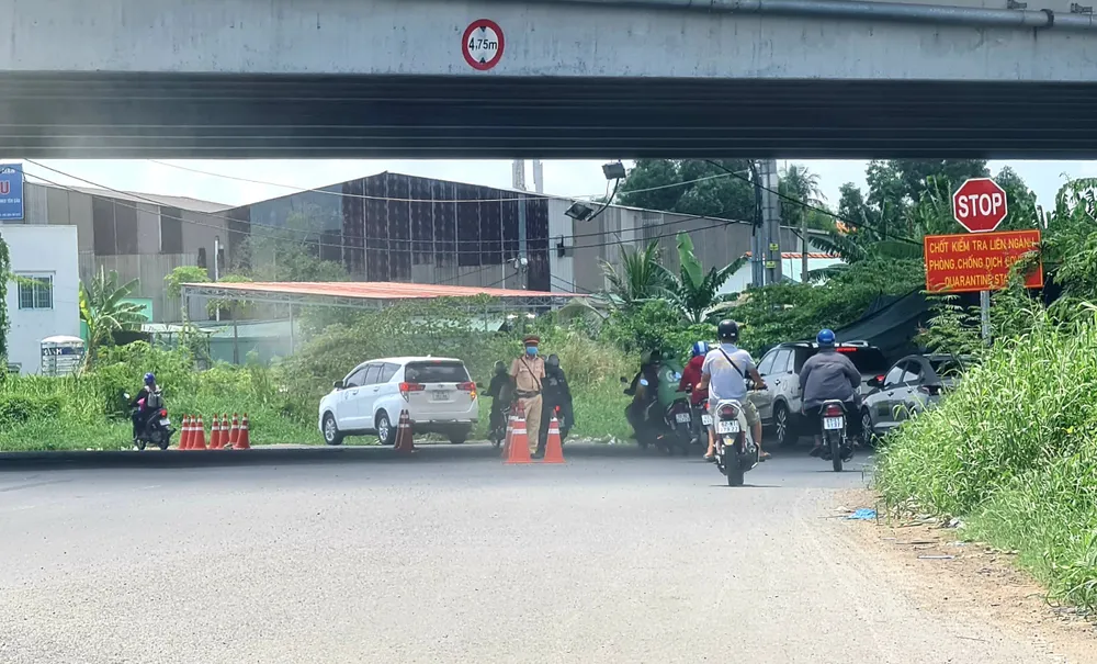 Long An phong tỏa, khử khuẩn nhiều khu vực để phòng, chống dịch Covid-19 ảnh 1