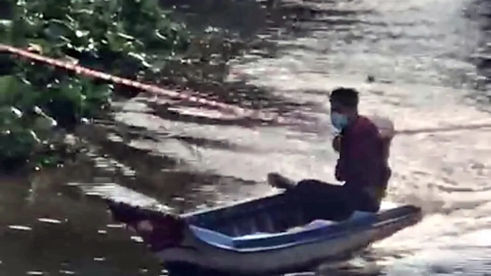 L.M.N. vượt chốt kiểm soát dịch. Ảnh cắt từ clip