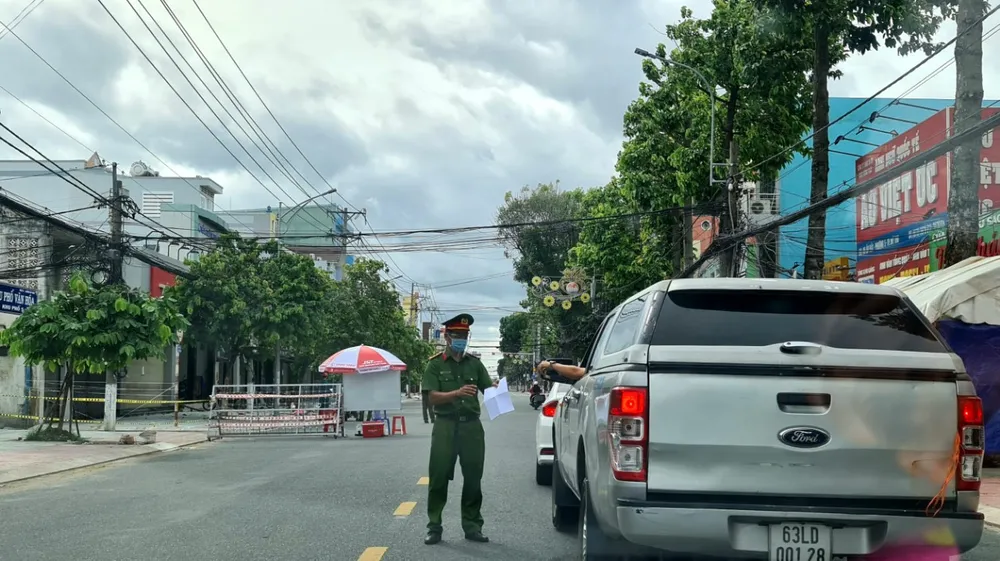 Từ 0 giờ ngày  22-8, người dân TP Tân An  (Long An) không được ra ngoài với lý do mua hàng thiết yếu ảnh 3