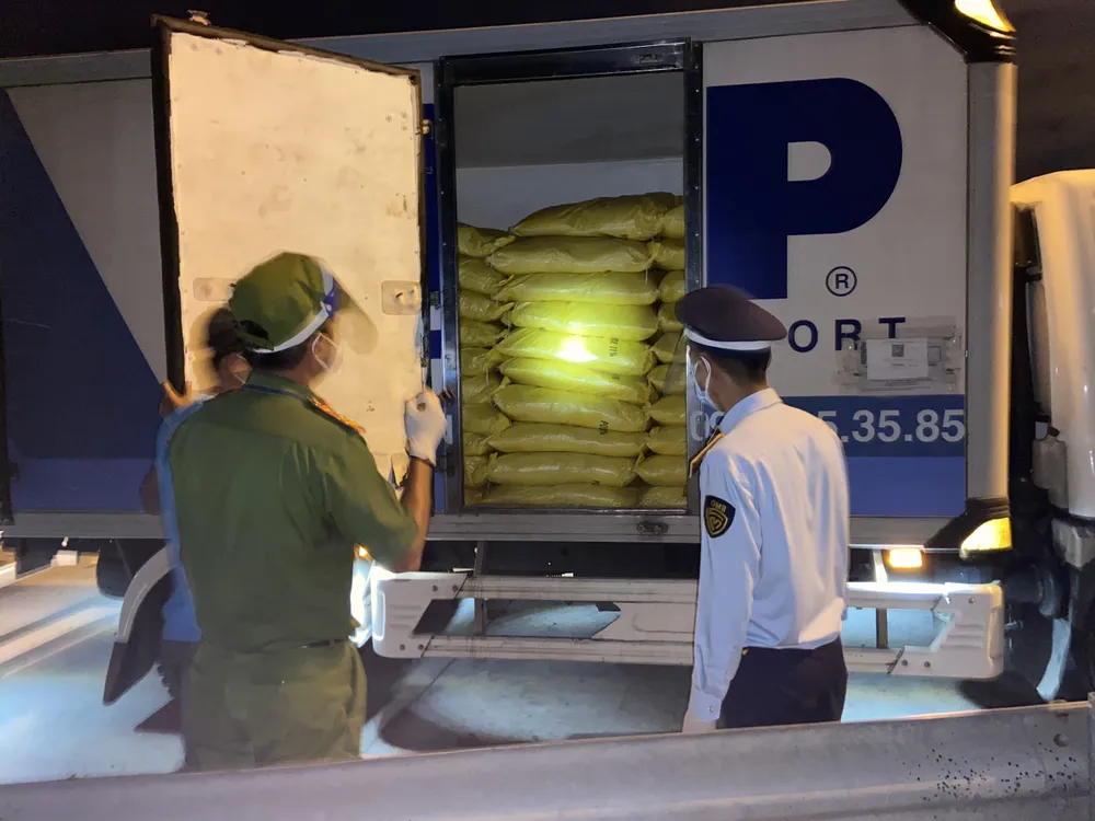 Bắt quả tang xe tải luồng xanh chở 7 tấn hóa chất không rõ nguồn gốc ảnh 3