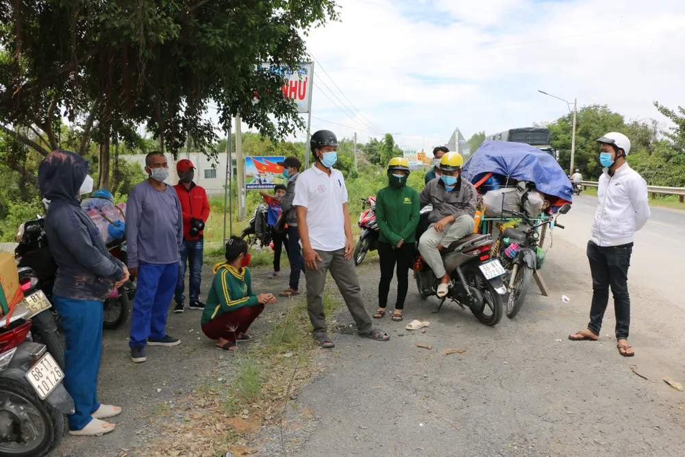 Long An đề nghị các tỉnh ĐBSCL phối hợp đón người dân có nhu cầu trở về quê ảnh 3