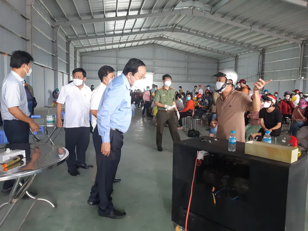 Gần 1.000 người dân tự phát về quê mắc kẹt tại Long An ảnh 1