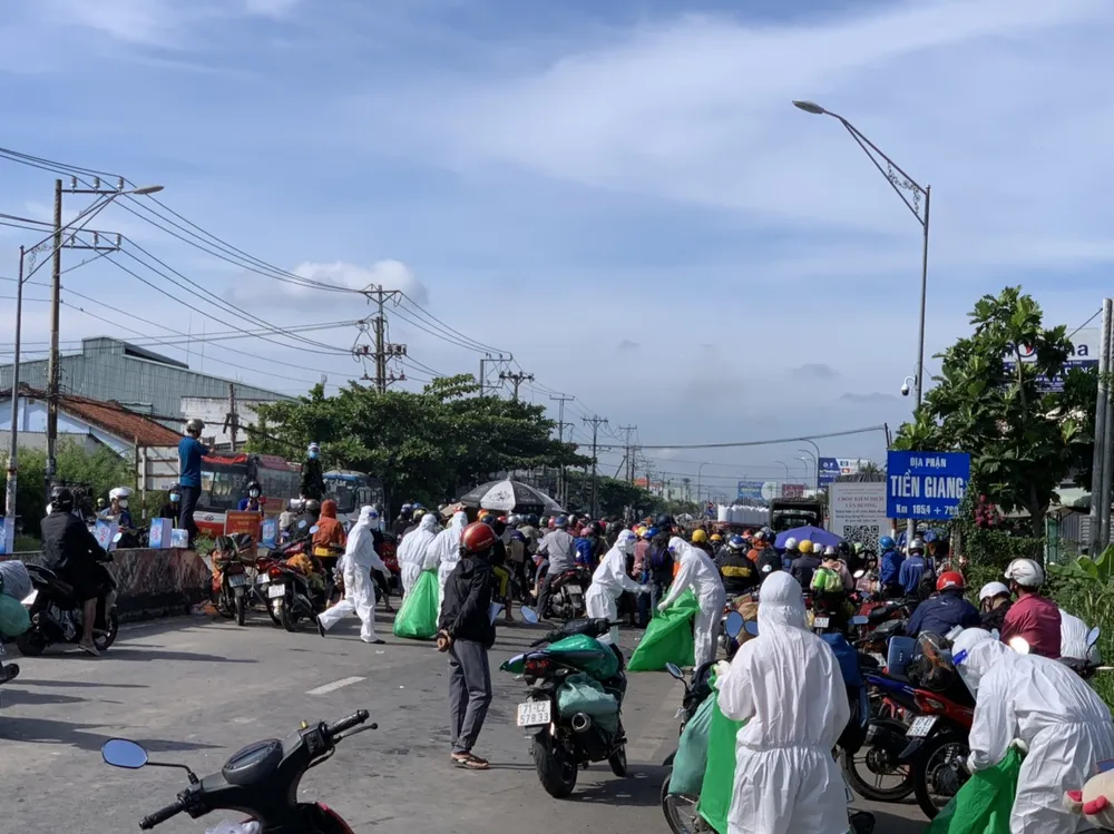 Linh hoạt thông chốt cho hàng trăm người dân từ TPHCM và Long An về quê  ảnh 2