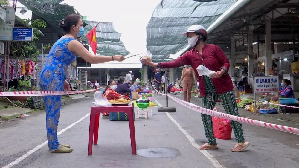 Long An mở lại chợ truyền thống ảnh 4