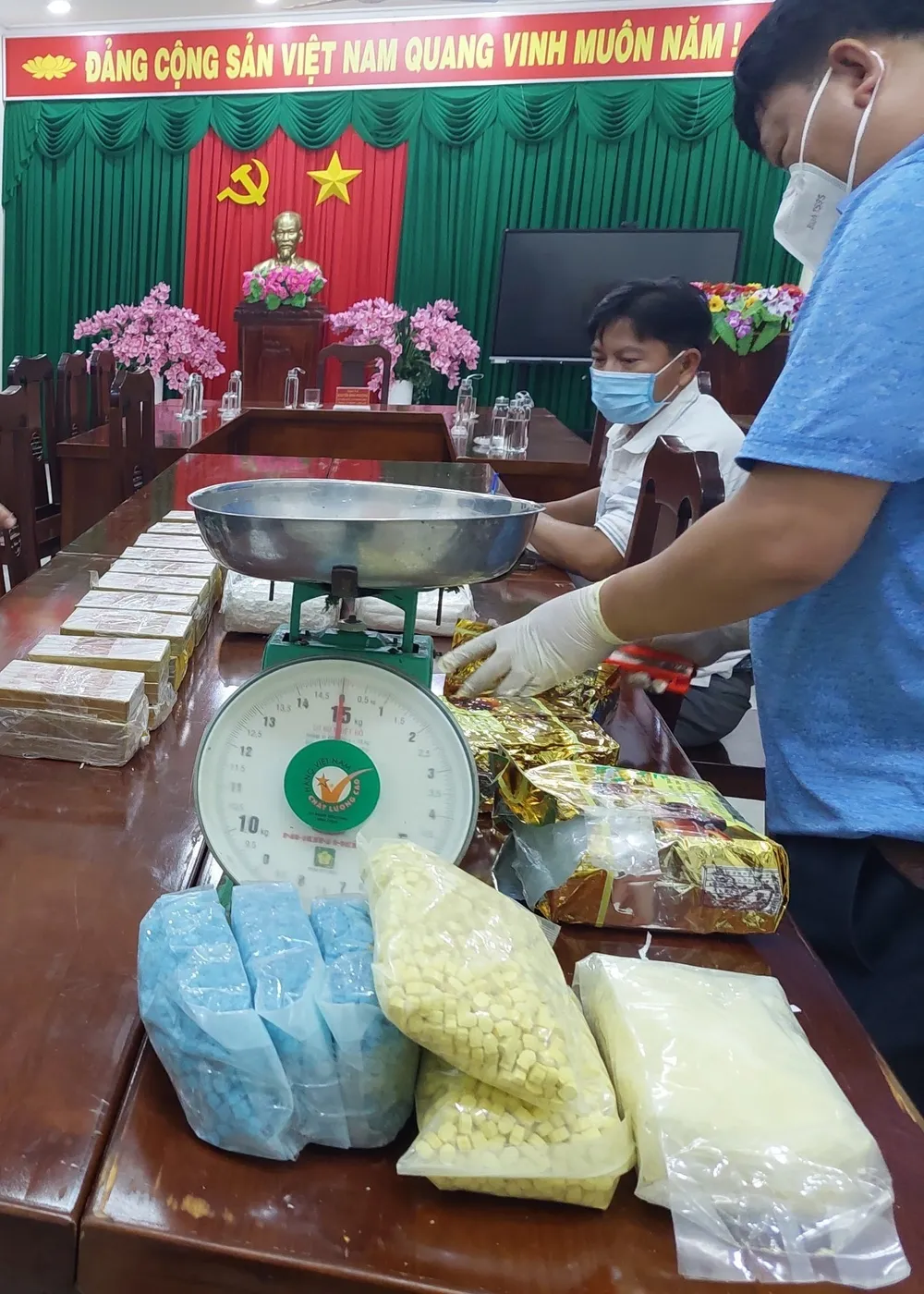 Bắt giữ 24kg nghi ma túy trên xe chở xoài tại Cửa khẩu Bình Hiệp ảnh 1