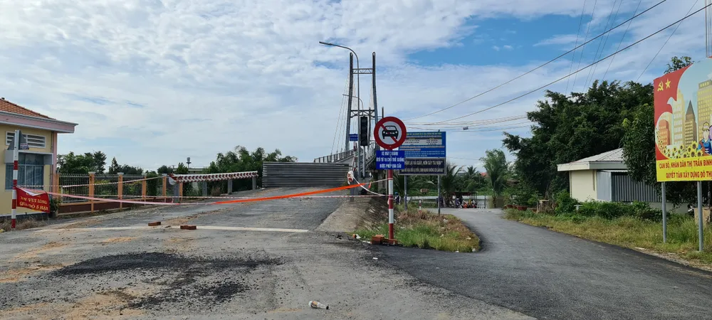 Xe quá tải băm nát đường tại Long An ảnh 7