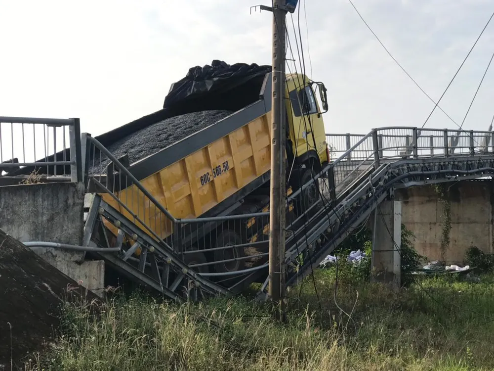 Xe quá tải băm nát đường tại Long An ảnh 5