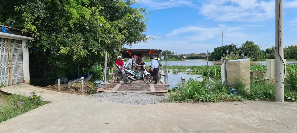 Xe quá tải băm nát đường tại Long An ảnh 8