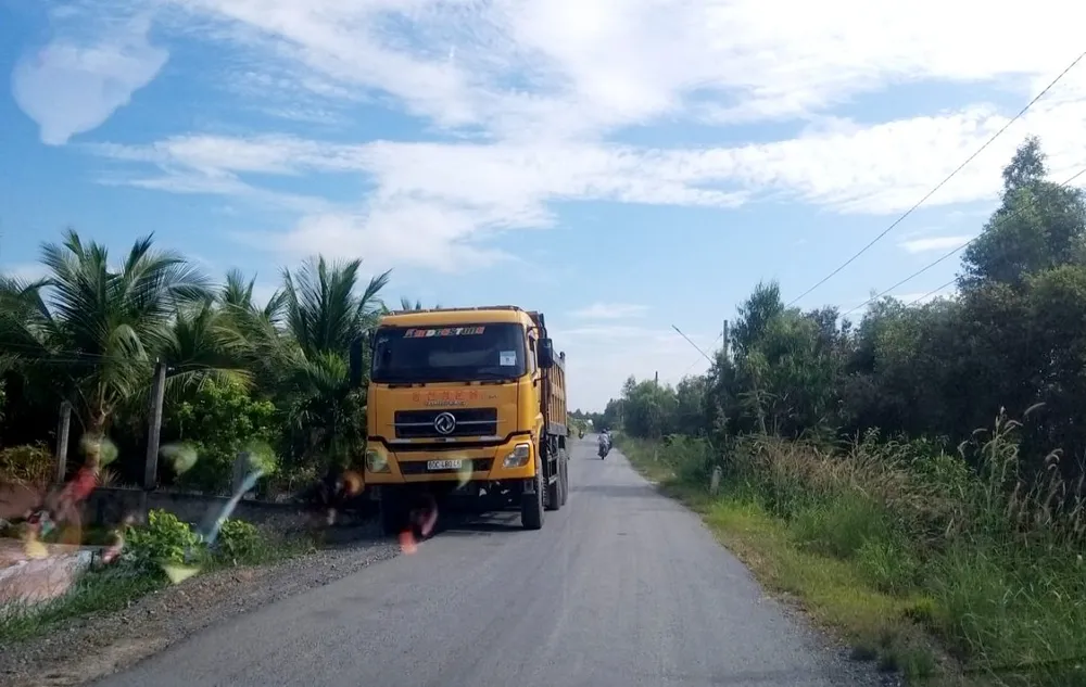 Xe quá tải băm nát đường tại Long An ảnh 10