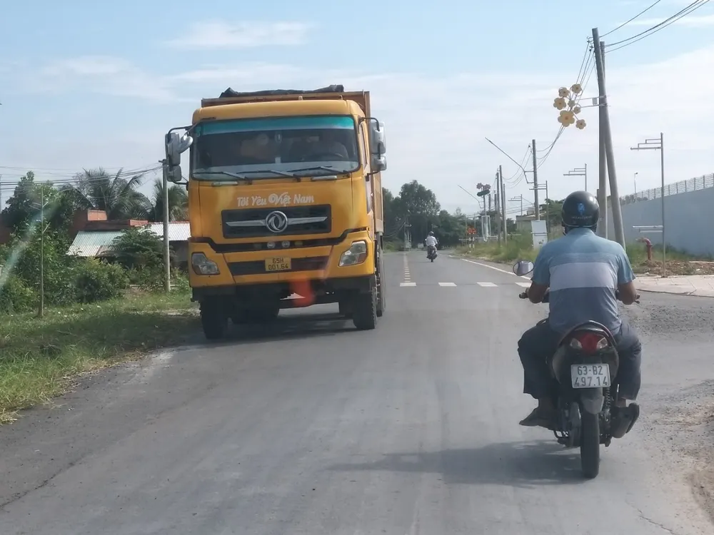 Xe quá tải băm nát đường tại Long An ảnh 2