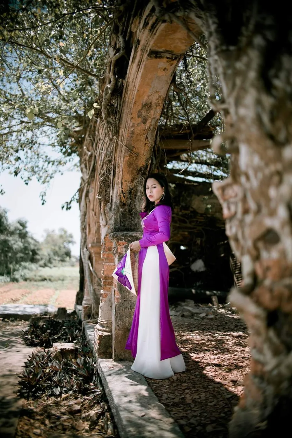 Ngôi đình trăm tuổi được ôm trọn và chống đỡ bởi hai gốc cây bồ đề to lớn ảnh 10