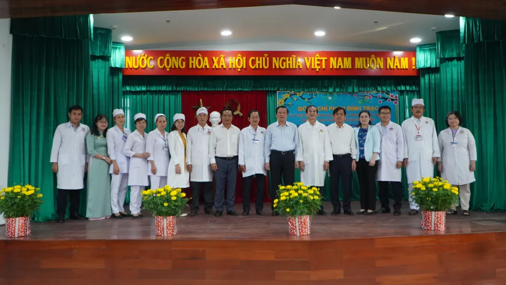 Trưởng Ban Nội chính Trung ương Phan Đình Trạc thăm, tặng quà tết tại Long An ảnh 2