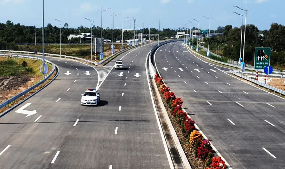 Cao tốc Trung Lương – Mỹ Thuận: Lúng túng ngày đầu thông xe ảnh 3