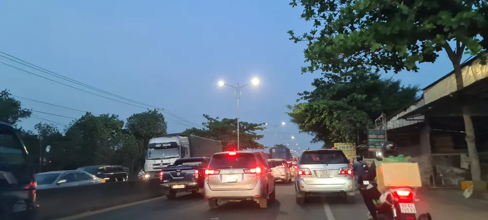 Các phương tiện giao thông nhích từng chút trên Quốc lộ 1 qua Tiền Giang ảnh 2