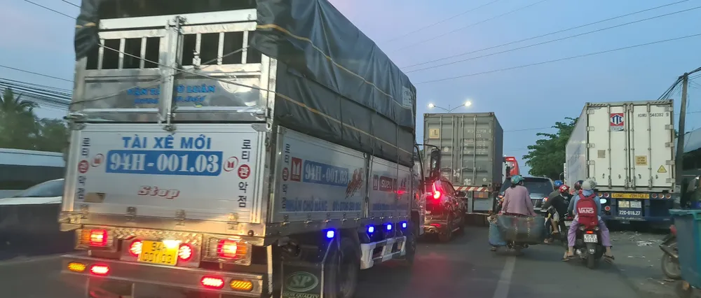 Các phương tiện giao thông nhích từng chút trên Quốc lộ 1 qua Tiền Giang ảnh 4
