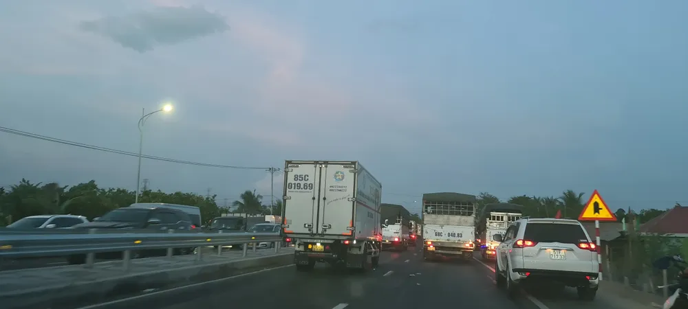 Các phương tiện giao thông nhích từng chút trên Quốc lộ 1 qua Tiền Giang ảnh 3