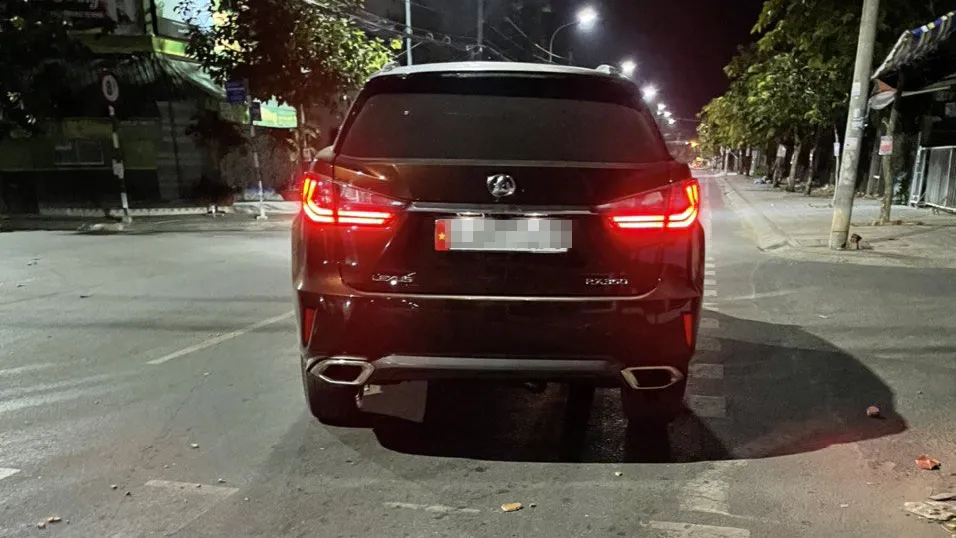 Chiếc xe bị Hưng dùng gạch ném vào phần đuôi