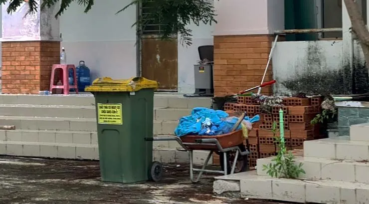 Lâm viên thanh niên hoang tàn, đầy rác thải y tế ảnh 6