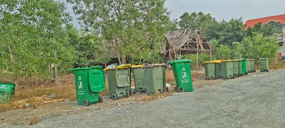 Lâm viên thanh niên hoang tàn, đầy rác thải y tế ảnh 5