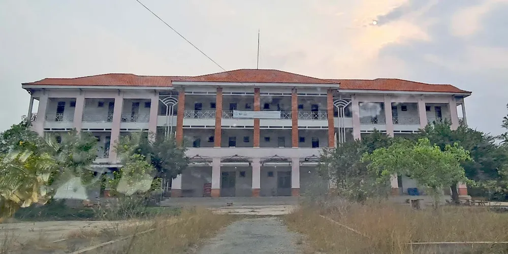 Lâm viên thanh niên hoang tàn, đầy rác thải y tế ảnh 1