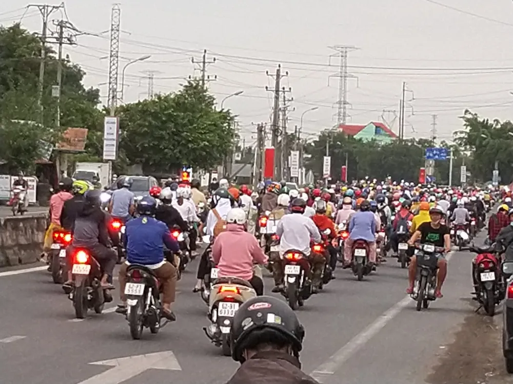 Giao thông tê liệt tại nhiều điểm trên tuyến đường về miền Tây ảnh 2