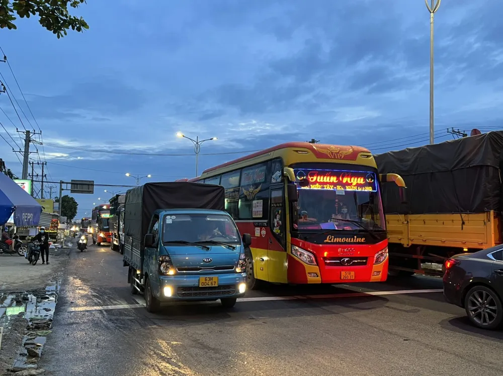 Giao thông tê liệt tại nhiều điểm trên tuyến đường về miền Tây ảnh 3