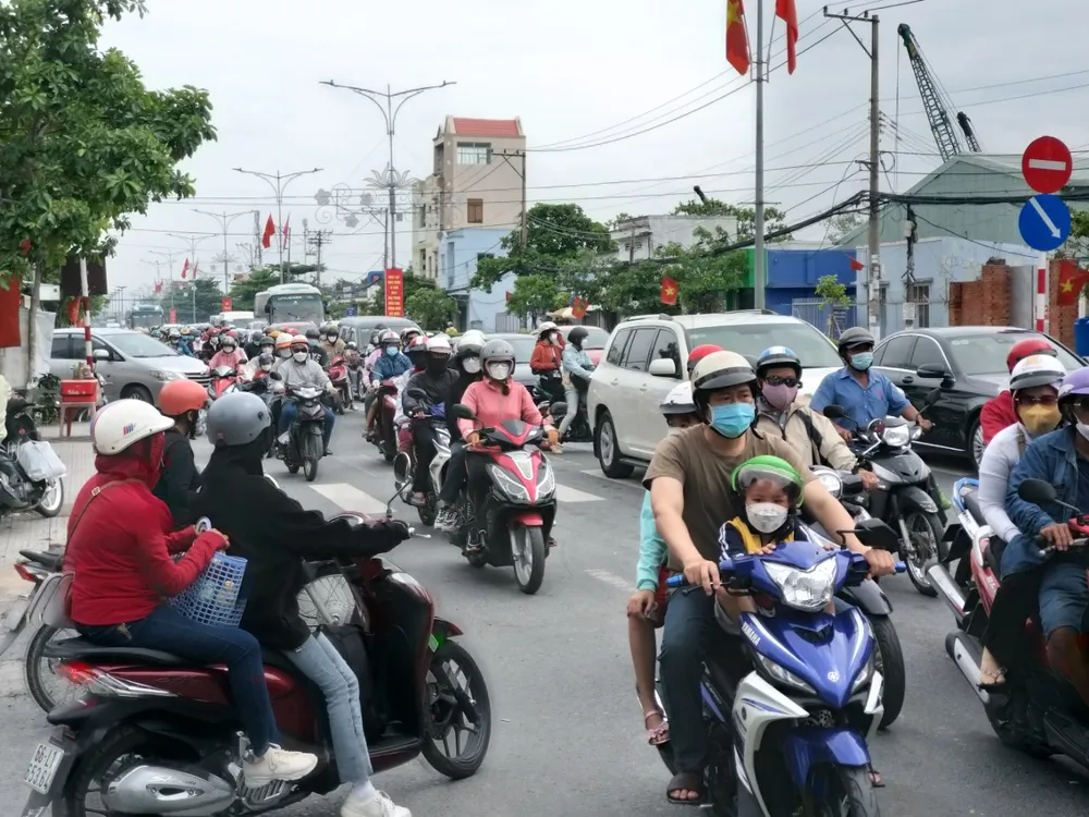 Nhiều tuyến đường về miền Tây vẫn kẹt kéo dài hàng chục km, xe cộ "chôn chân" ảnh 2