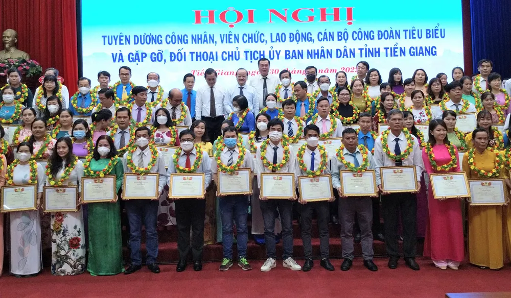 Tiền Giang khen thưởng 120 người lao động xuất sắc ảnh 2