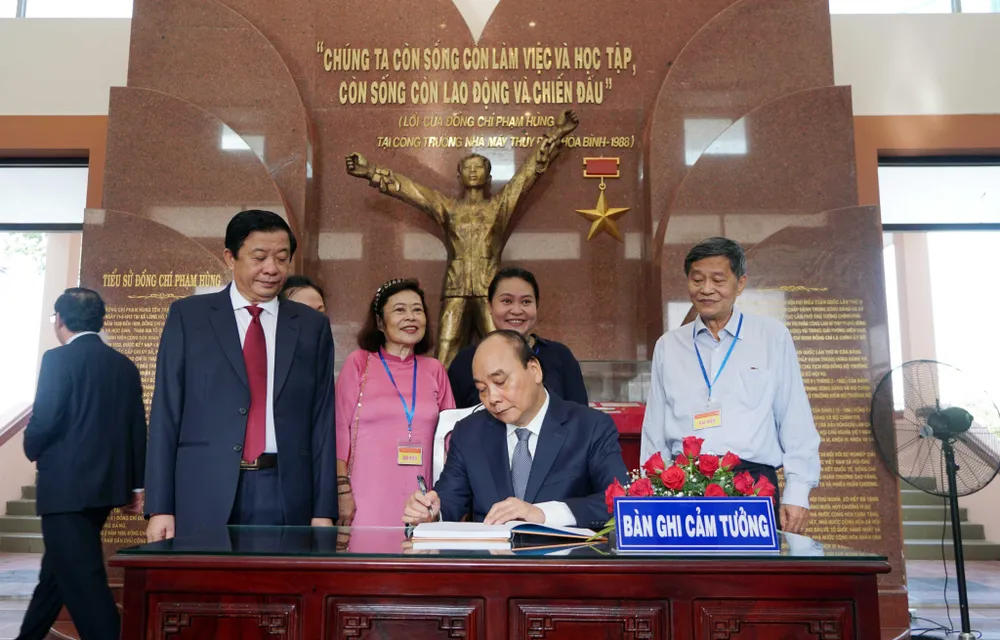 Lãnh đạo Đảng, Nhà nước dâng hương tưởng niệm cố Chủ tịch Hội đồng Bộ trưởng Phạm Hùng ảnh 2